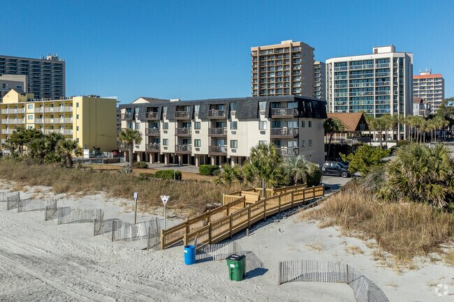 Amplia vista desde el mar. - 201-203 76th Ave N