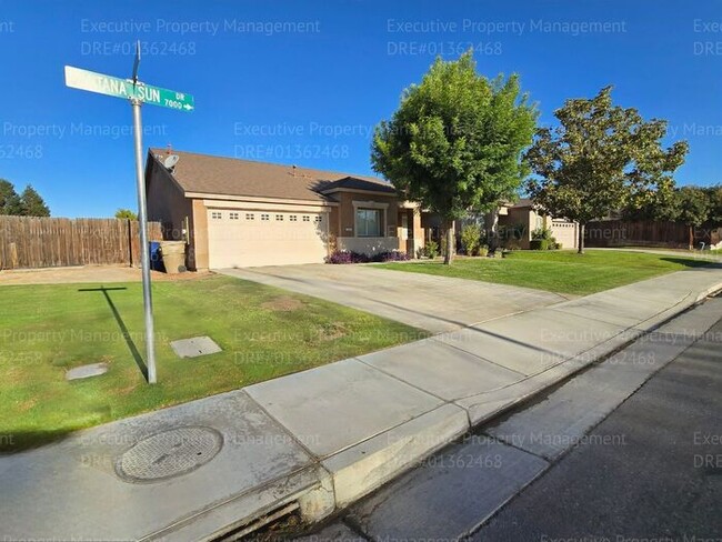 Foto del edificio - 4 bedroom/ 2 bathroom located in the South...