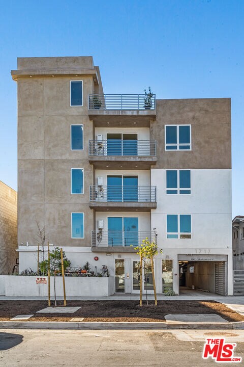 Foto del edificio - 1717 Winona Blvd
