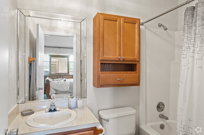 2BR, 2BA - 1040SF - Bathroom - Taylor Creek Condominiums