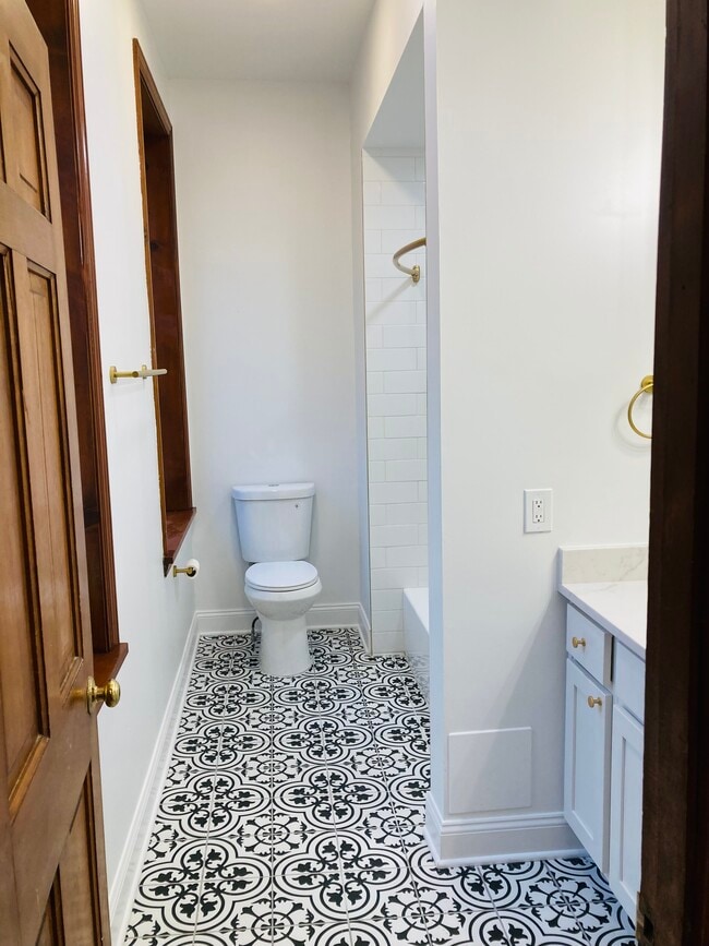 Building Photo - 104 E North Ave