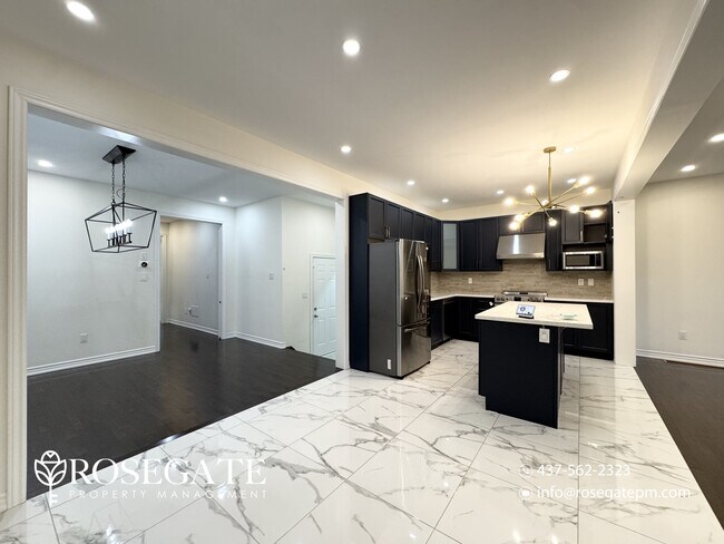 Photo du bâtiment - Elegant 4-Bedroom Main-Level Home with Mul...
