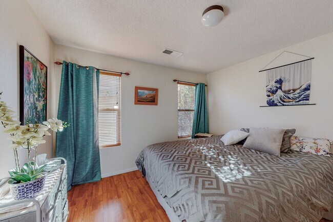 Building Photo - NE ALB ACRES BEAUIFUL 4 Bedroom  2/STORY 3...