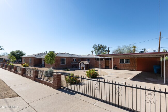 Building Photo - 1330 E Monte Vista Rd