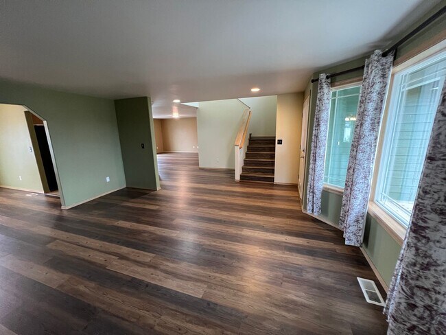 Building Photo - Stunning 4 Bed, 2.5 Bath Home in Cheney ne...