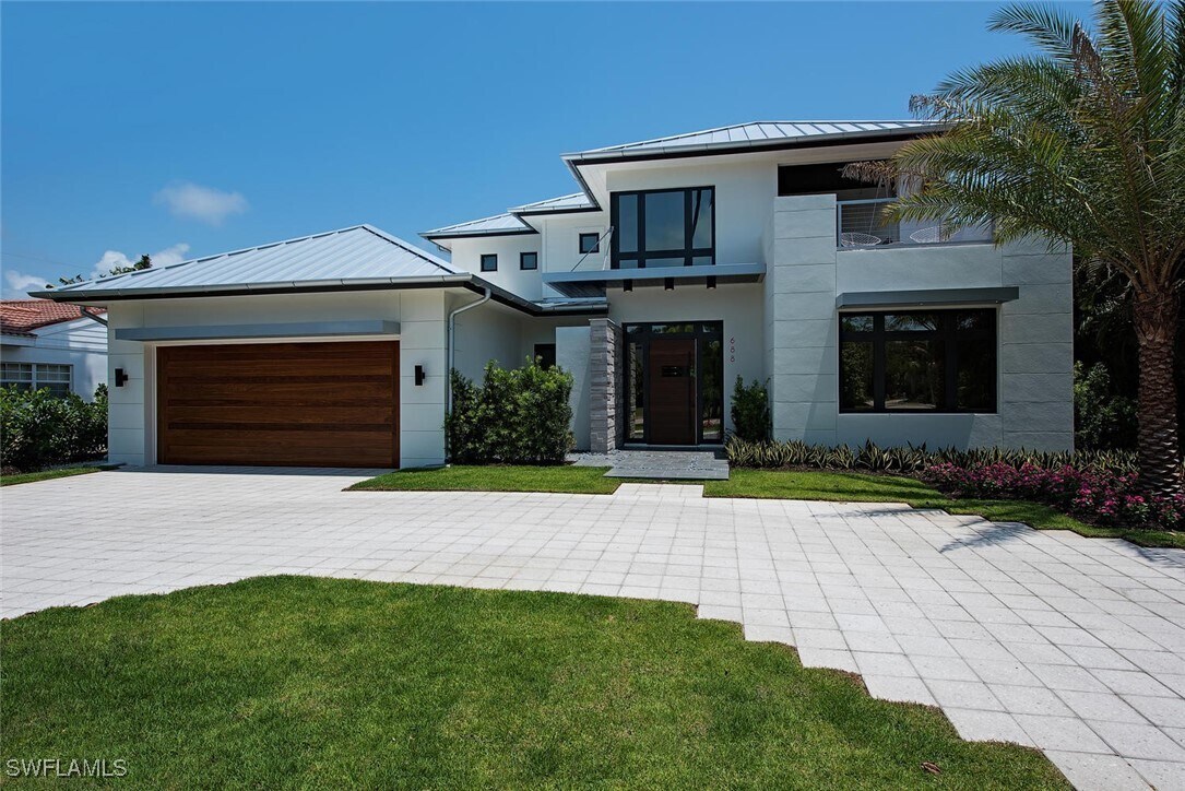 Foto principal - 688 3rd St N