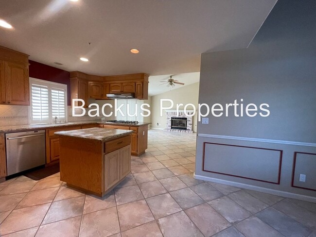 Building Photo - Stunning Three Bedroom in North Salinas  (...