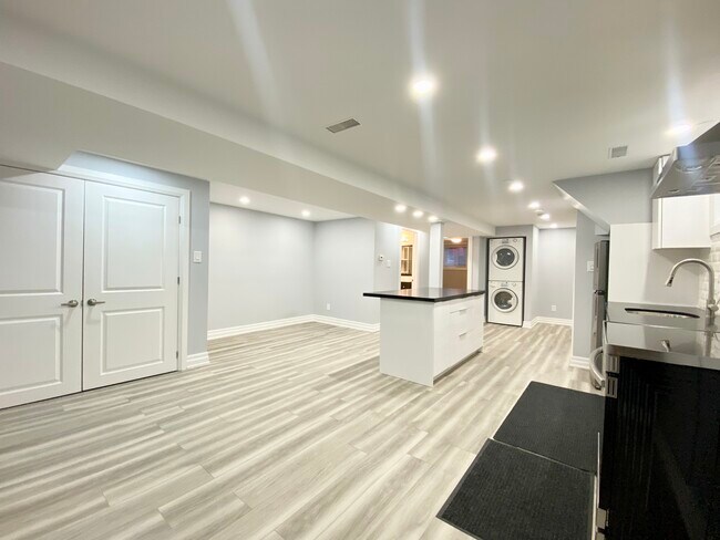 Photo du bâtiment - 1001 Cosburn Ave.