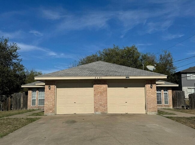 Building Photo - 2201 Westcliff Rd