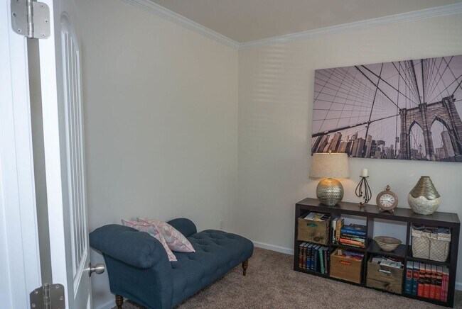 Building Photo - Great End Unit Townhome - Located Close to...