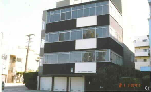 Building Photo - 2150 Lakeshore Ave