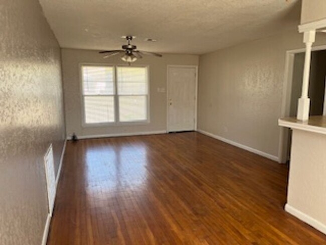 Foto del edificio - Spacious 4-Bedroom Home – Room to Grow at an Incredible Value