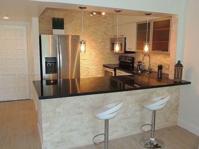 Foto del edificio - 650 NE 64th St