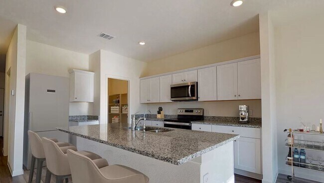 Foto del edificio - INCREDIBLE BRAND NEW HOME THAT BACKS THE P...