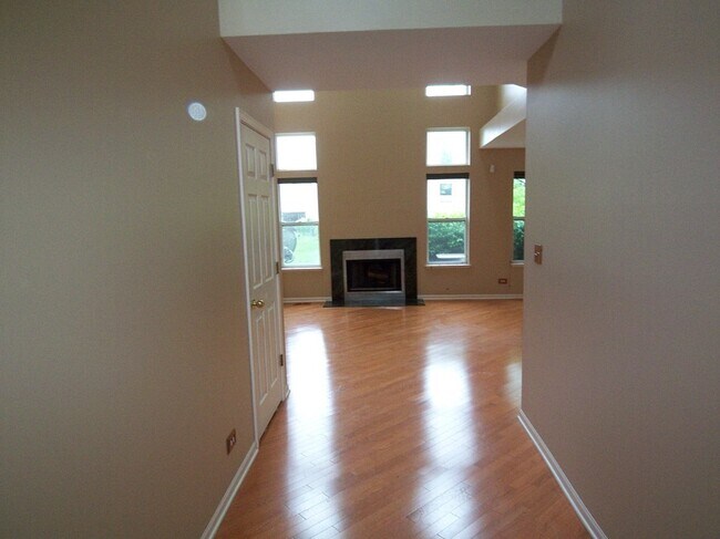 Building Photo - 930 Charlela Ln