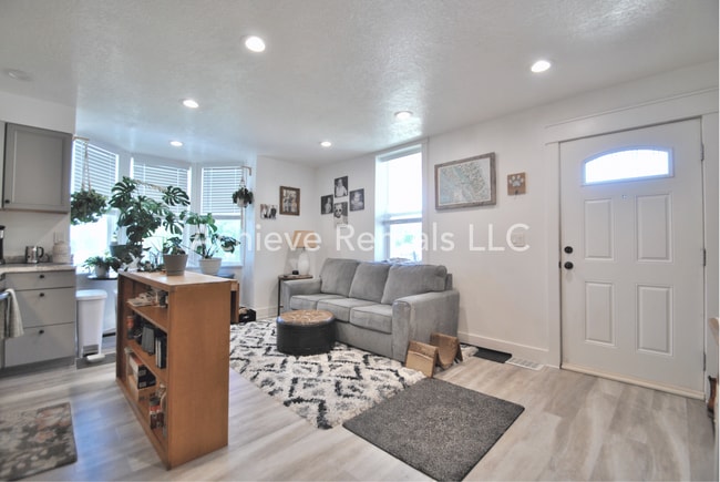 Building Photo - 218 E 500 N