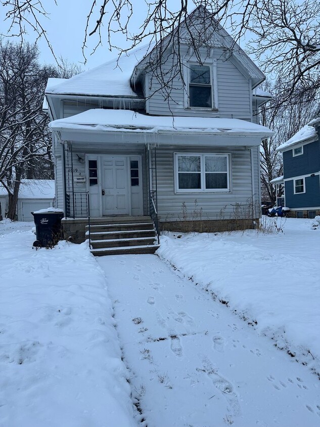 Primary Photo - 1019 E Grand Ave