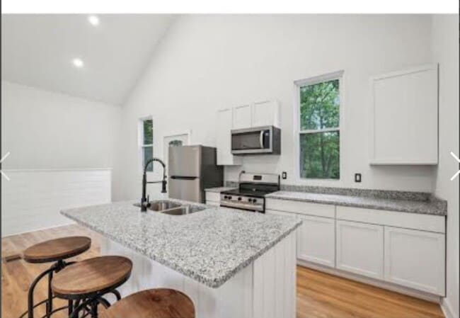 Building Photo - Spacious Five Bedroom Single Family Home N...