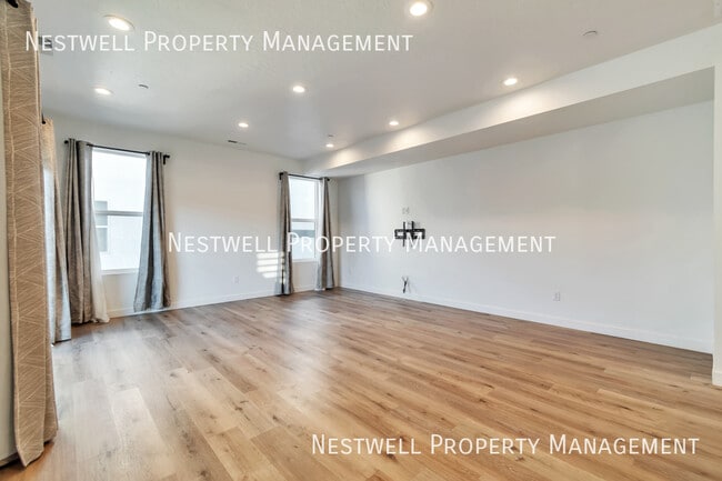 Building Photo - $500 OFF 1ST MONTH'S RENT-Beautiful 3-Stor...