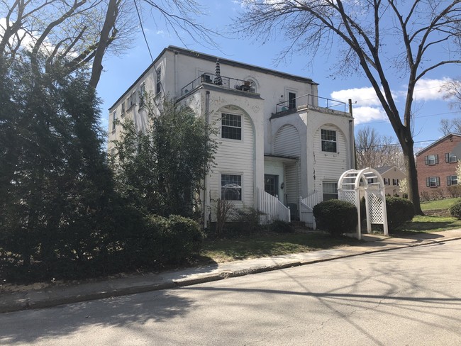 Building Photo - 100 Sabine Ave
