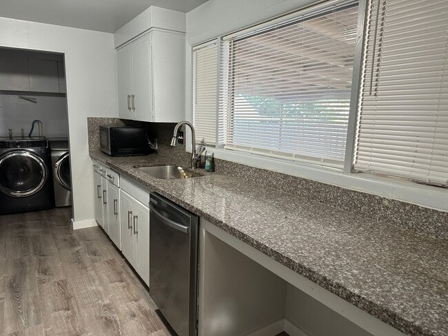 Building Photo - 3 Bedroom 1 Bath Home With A Huge Living R...