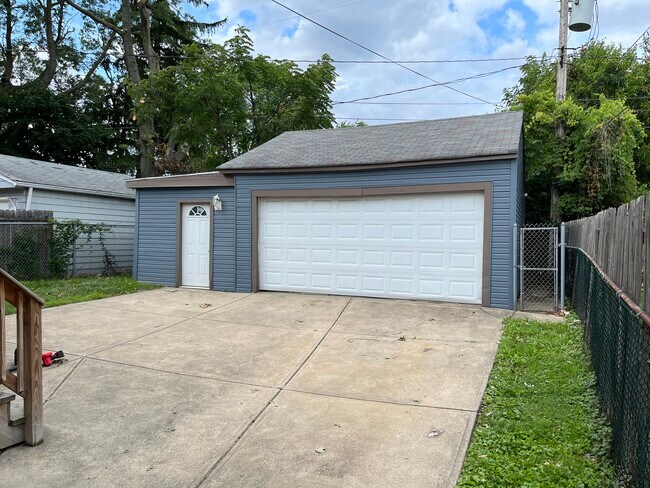 2.5 car garage - 2212 Fairdale Ave