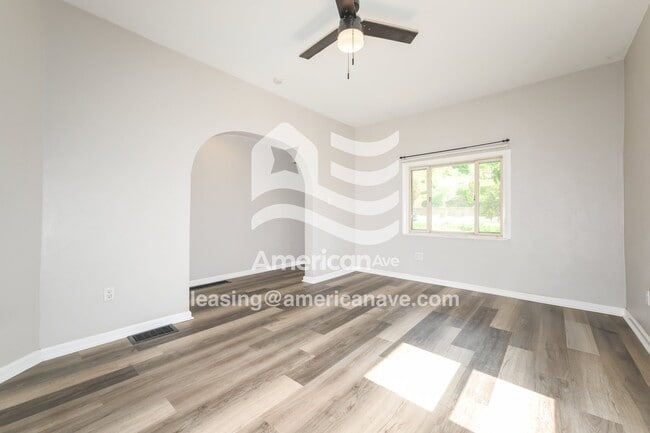 Building Photo - 806 Cowan Ave