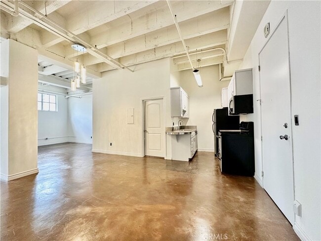 Building Photo - 312 W 5th St