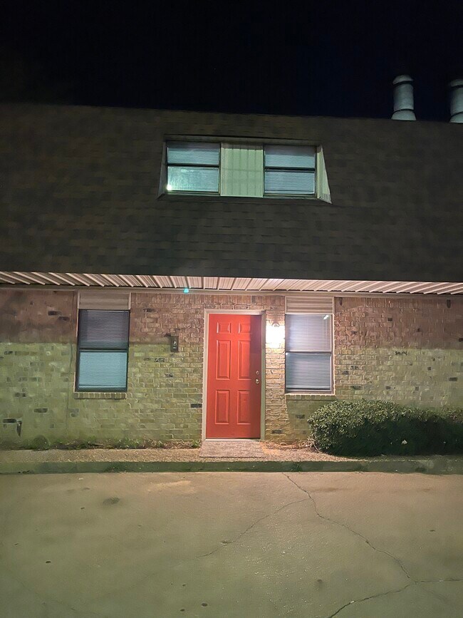 Building Photo - 409 S Grove St