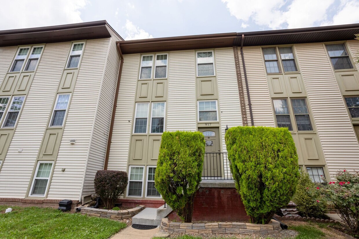 Foto principal - Charming 4-Bedroom Townhome in the Heart o...