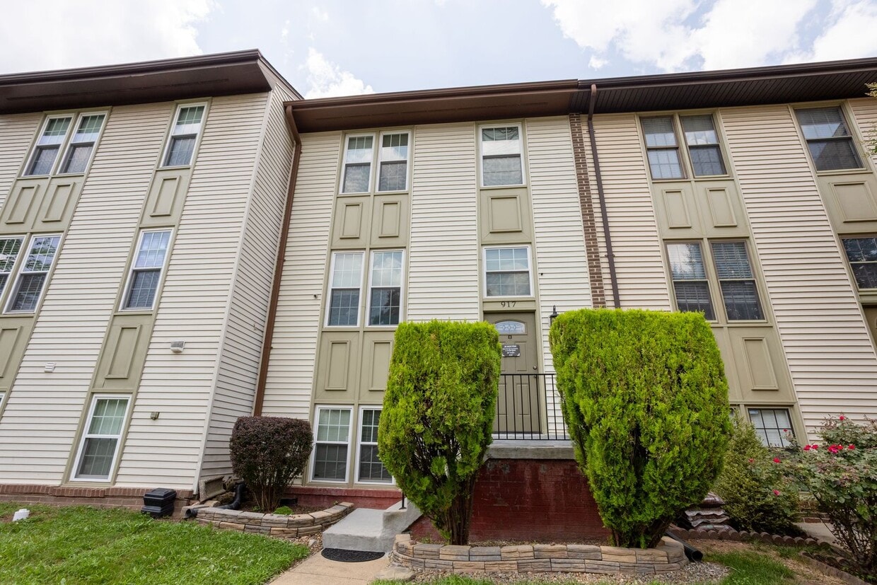 Primary Photo - Charming 4-Bedroom Townhome in the Heart o...