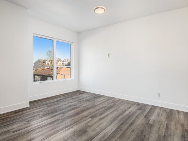 Building Photo - 258 Carruthers Av