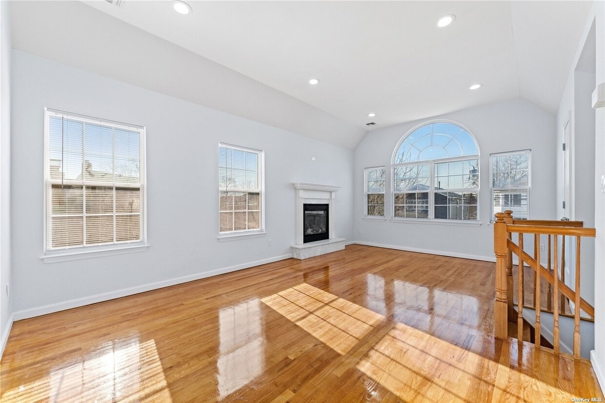 22 Dunwood Rd, Port Washington, NY 11050 House Rental in Port