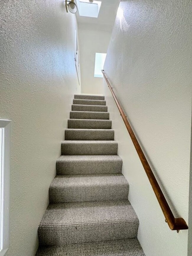 Building Photo - Spacious 2 Bed, 1 Bath Charming 2nd Floor ...
