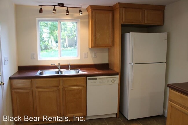 Building Photo - 3 br, 2 bath House - 664 Lakeshore Drive