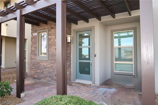 Foto del edificio - 572 Pear Lake St