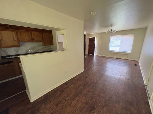 Building Photo - Charming 3-bedroom, 1.5-bath home in Dayton
