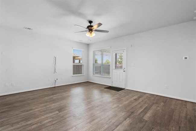 Building Photo - 497 Esperanza Dr