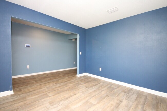 Foto del edificio - Spacious 5-Bedroom Home Near NAS with Move...