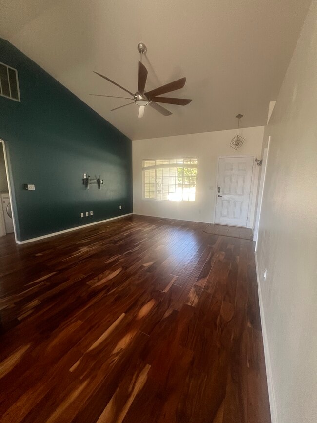 Living room - 1907 N Thistle Dr