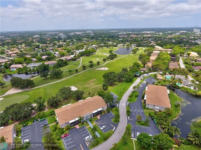 Foto del edificio - 9001 Jacaranda Ln