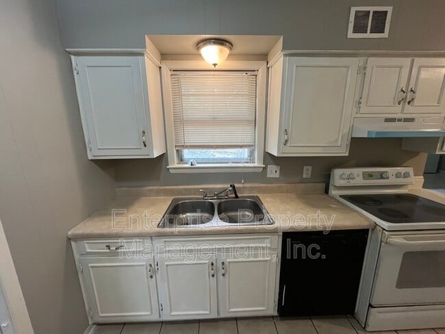 Building Photo - 2859 Invergarry Rd