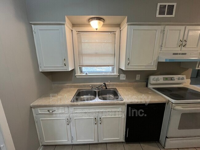 Foto del edificio - 2859 Invergarry Rd