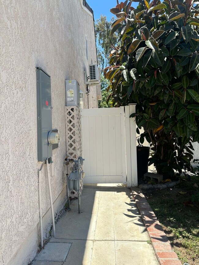 Foto del edificio - 23811 Bouquet Canyon Pl