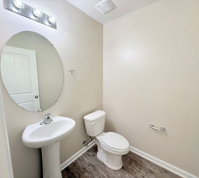 Foto del edificio - Spacious 5-Bedroom Home - Open Concept