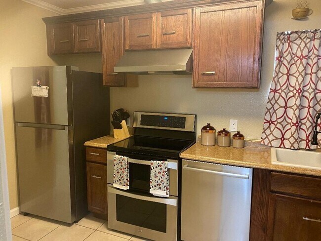 Foto del edificio - Fully furnished 3 Bedroom 3 bathroom Singl...
