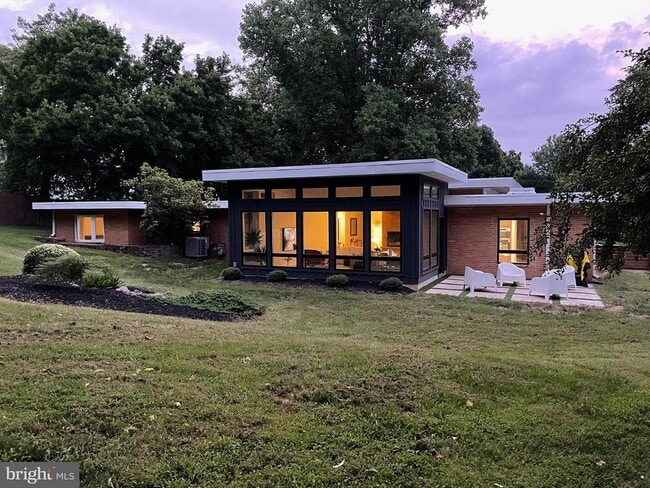 Building Photo - 2932 Cedar Ln