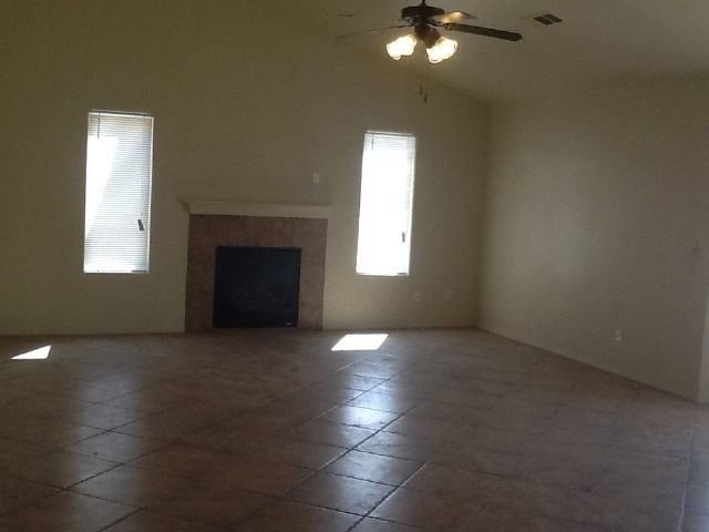 Foto del edificio - House For Rent in Hanford