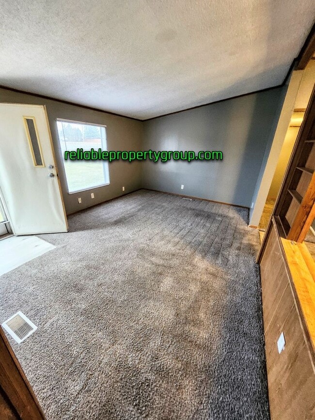 Foto del edificio - New Listing in Fort Wayne