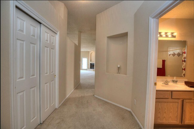 Building Photo - 6623 Country Hills Ct NW